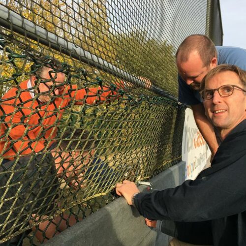 Rubberen slagplanken voor hockeyvelden 44 Deze slagplanken kunnen wij voor u monteren, of zoals op de afbeelding te zien is door een paar handige vrijwilligers van de vereniging